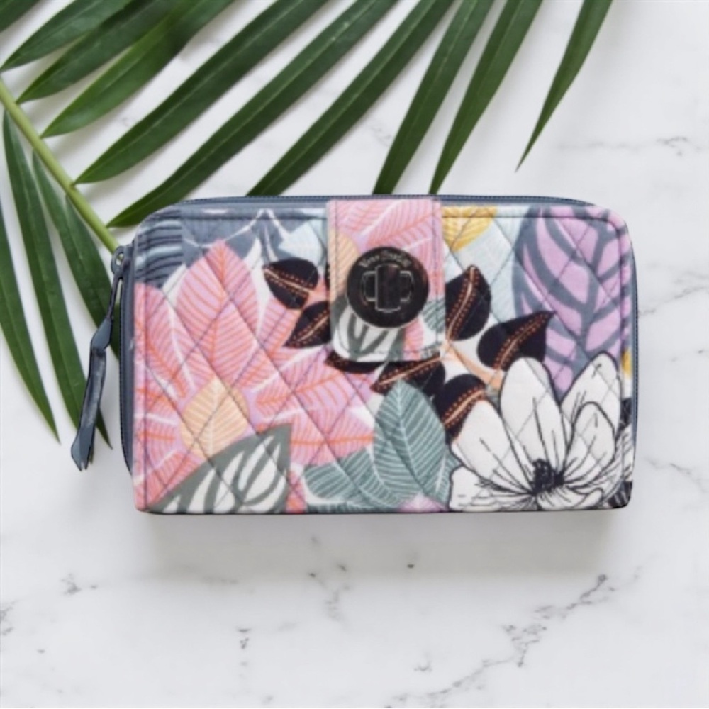 🌸VERA BRADLEY🌸Palm Floral RFID Turnlock Wallet in Cotton/NWT